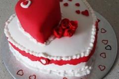 Valentine-Cake-w-spray-2